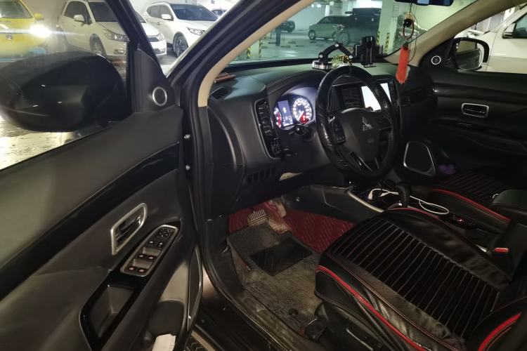 Used Mitsubishi Outlander 2019 2.0L Two-Wheel Drive Comfort Edition 7-Seater China VI Standard
