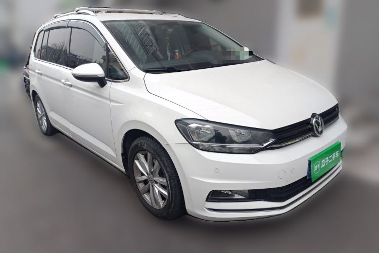 Used Volkswagen Touran 2016 Volkswagen Touran L 280TSI DSG Comfort Edition Front Right 45 Deg