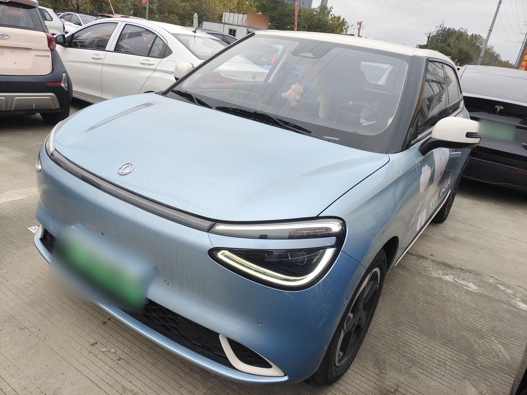 Под передней частью автомобиля