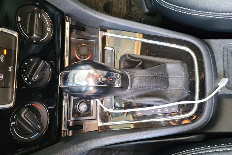 Used Volkswagen Bora 2015 Qihui Edition 1.6L Automatic Fashion Model Gear Lever