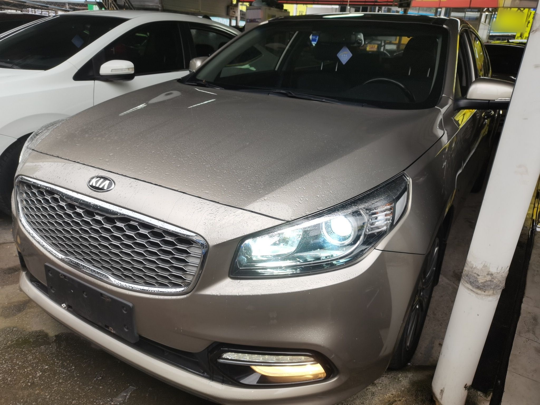 Под передней частью автомобиля