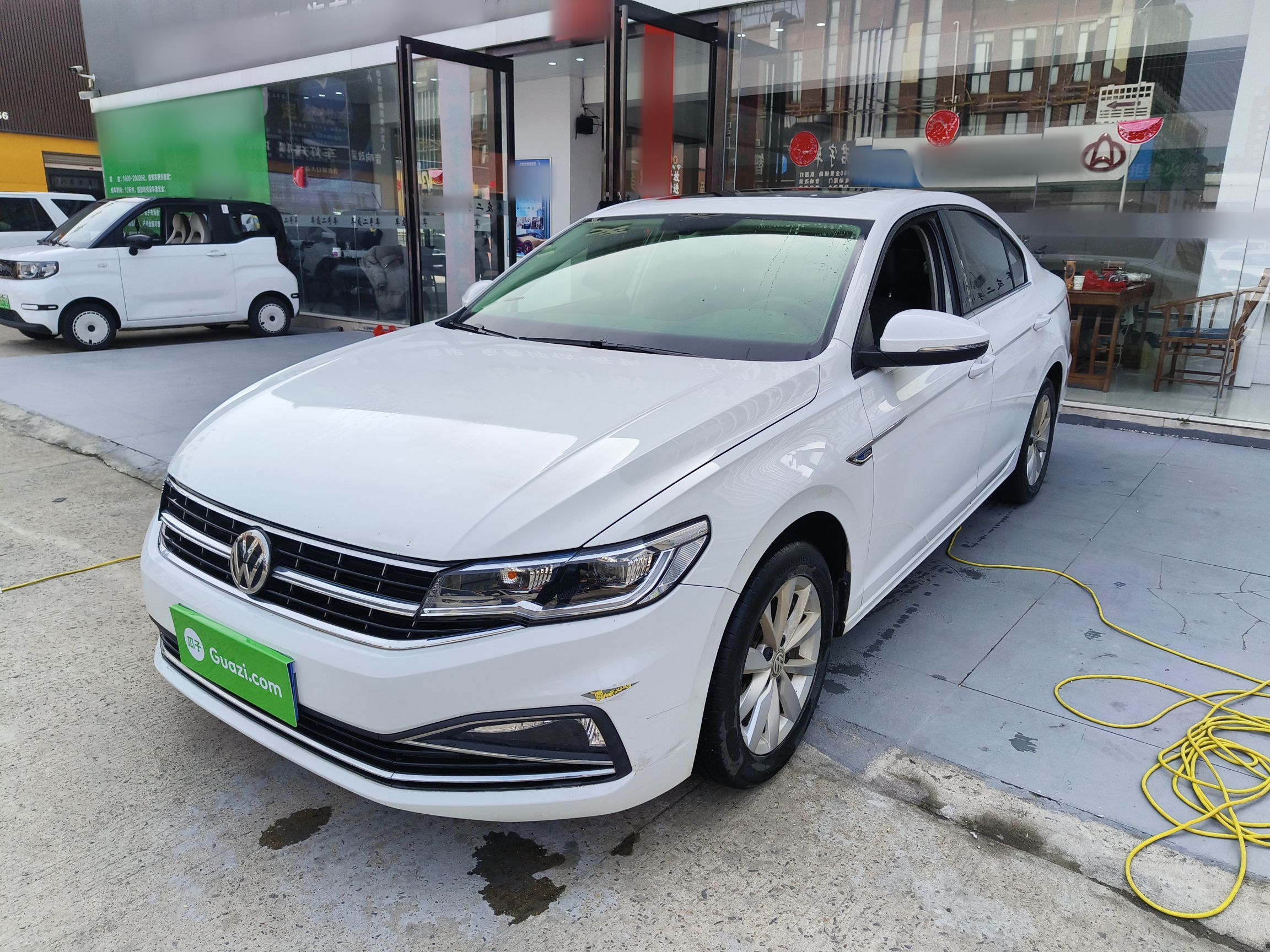 تحت مقدمة السيارة