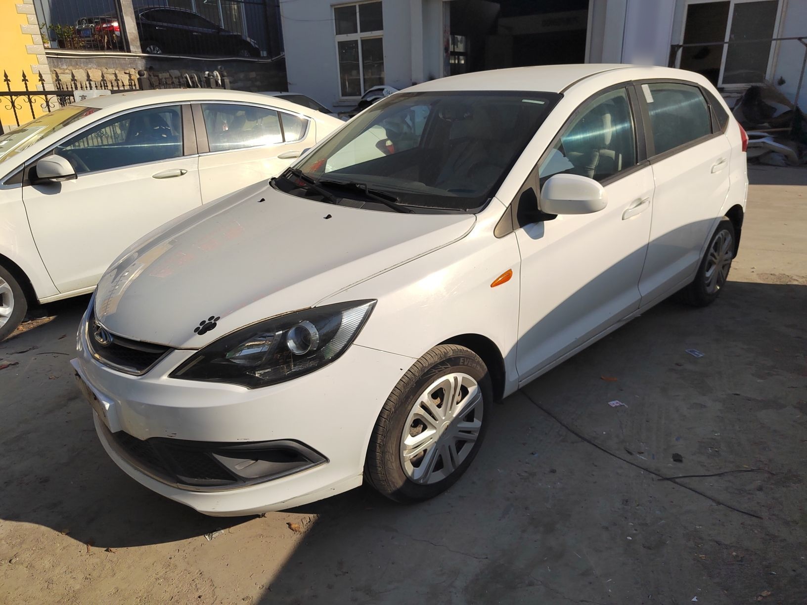 Под передней частью автомобиля