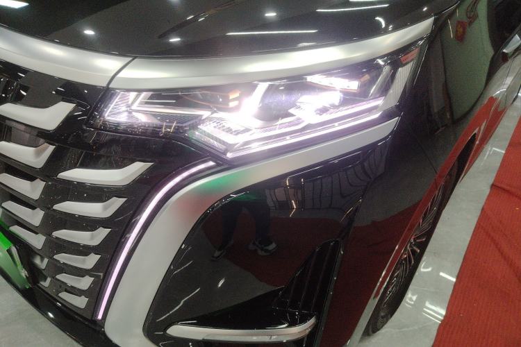 Used Denza D9 2025 DM-i Intelligent Drive 1020 Four-Wheel Drive Flagship Model
