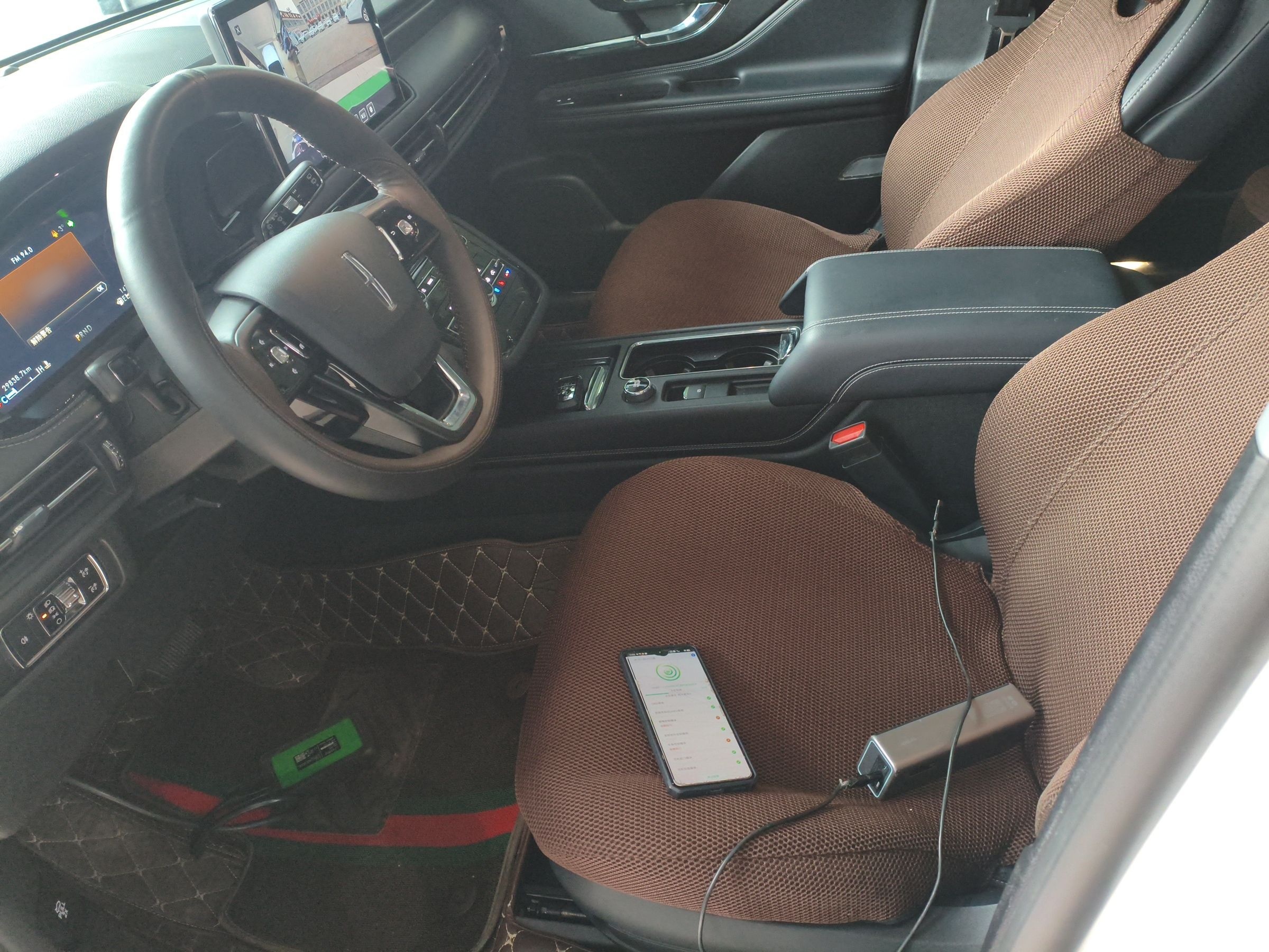 المقاعد الأمامية داخل السيارة