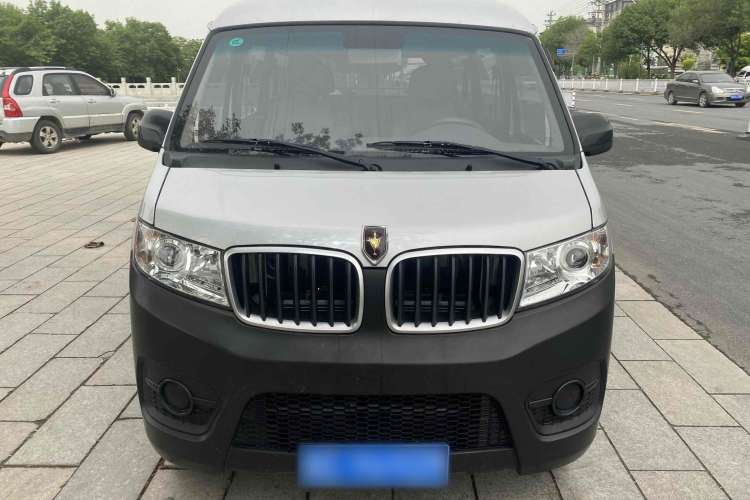 Used Jinbei Hiace X30 2023 1.5L Super-Comfortable Passenger Van 5/6/7-Seater Non-Air-Conditioned Version Model SWC15M