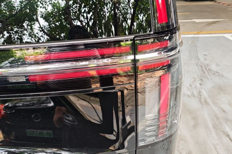 Used Volvo EM90 2025 Ultra Six-Seater Right Rear Taillight