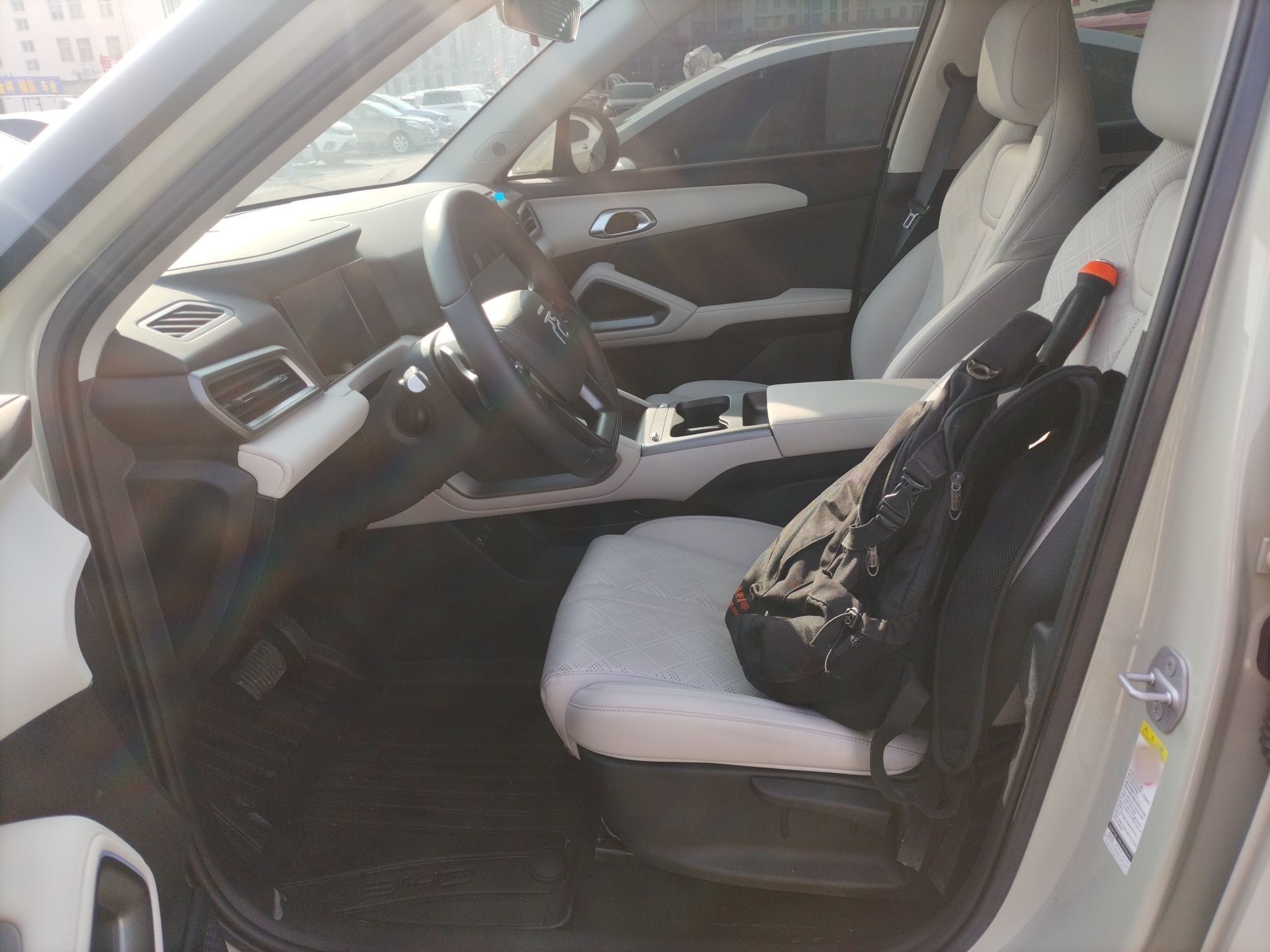 المقاعد الأمامية داخل السيارة