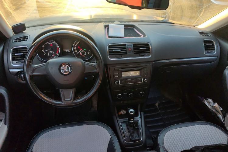 Used Skoda Yeti 2016 1.4TSI DSG Advanced Edition Center Console