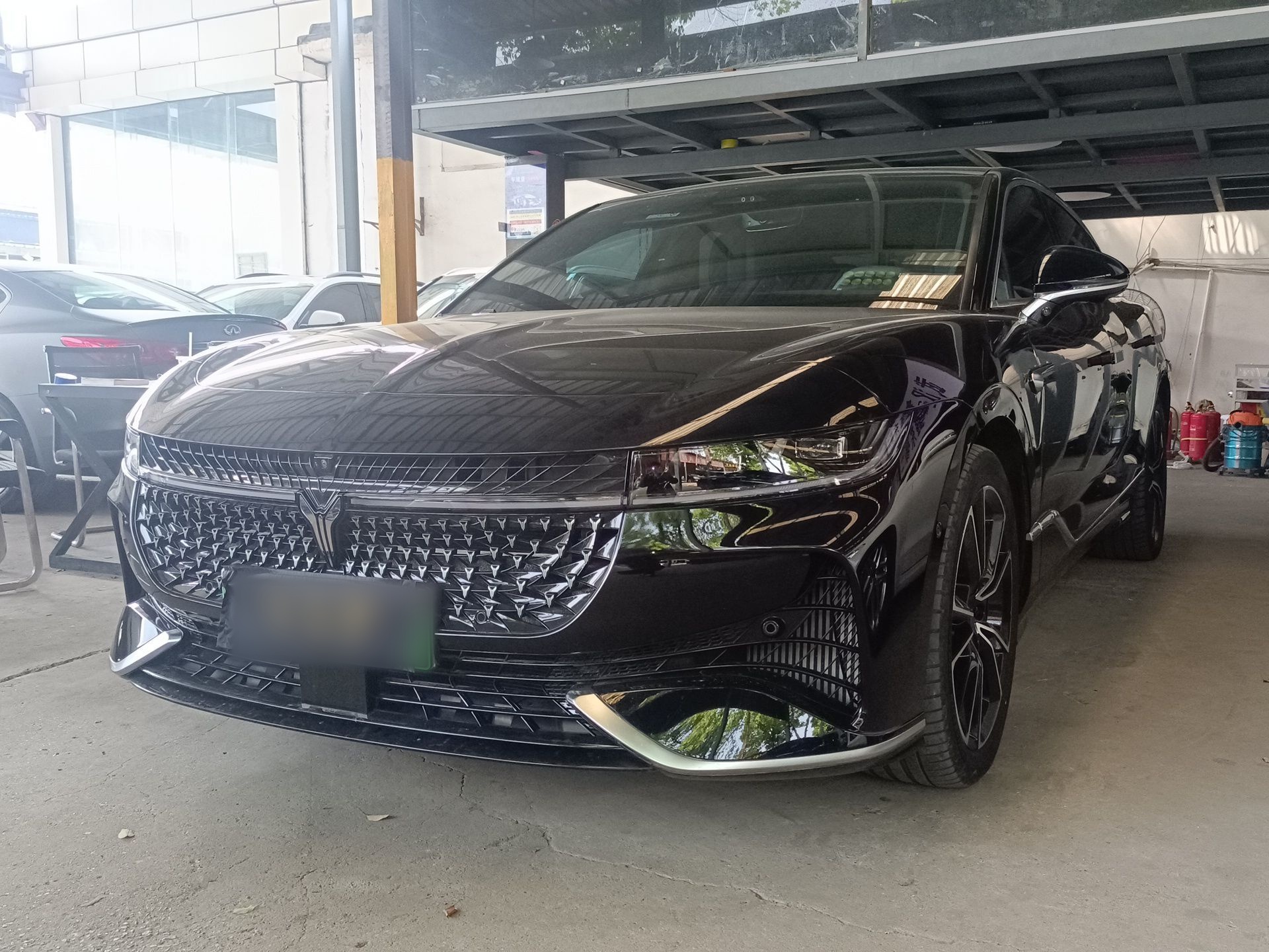 تحت مقدمة السيارة