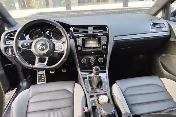 Used Volkswagen Golf 2016 1.4TSI Manual R-Line Center Console