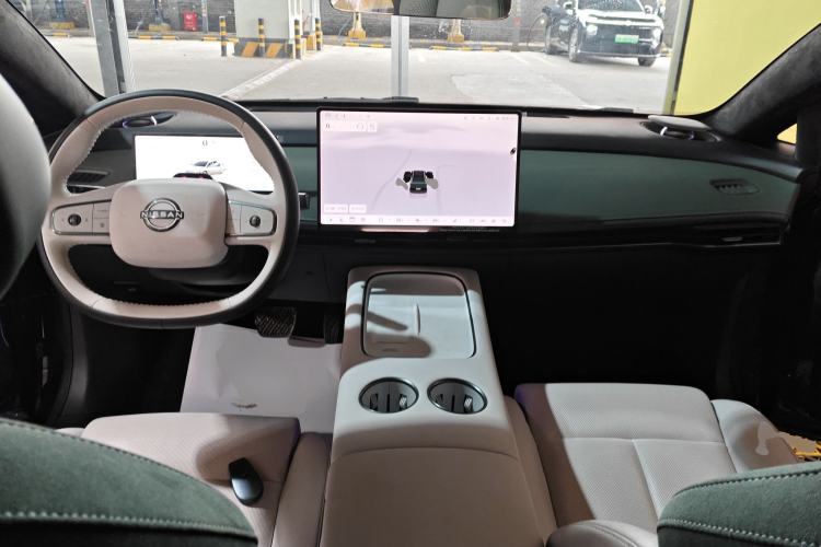 Used Nissan N7 2025 625 Max Center Console