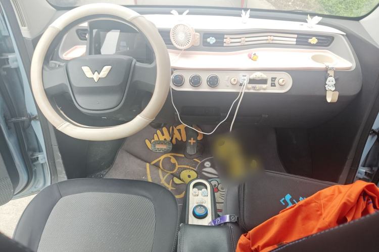 Used Wuling Hongguang MINIEV 2021 Macaron Fashion Model Lithium Iron Phosphate Center Console
