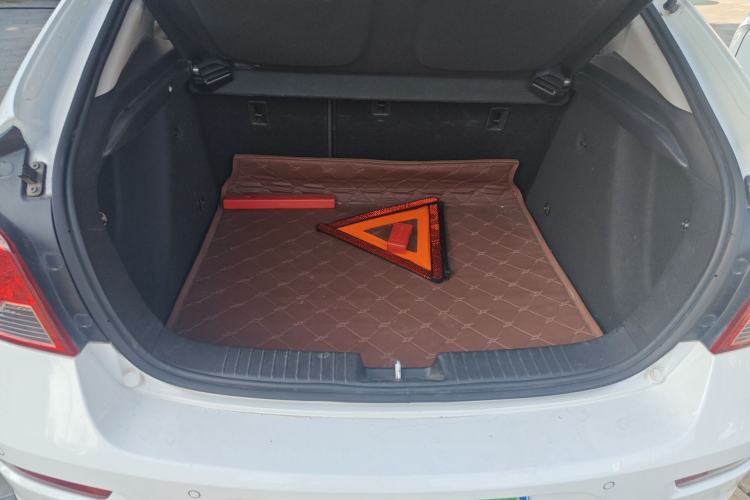 Used Chevrolet Cruze 2015 Hatchback 1.6L Automatic Comfort Edition Trunk