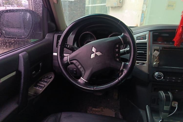 Used Mitsubishi Pajero 2015 3.0L Automatic Luxury Version China IV Standard