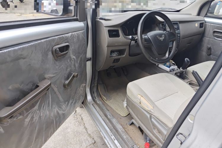 Used Wuling Rongguang V 2016 1.2L Practical Version Driver Seat