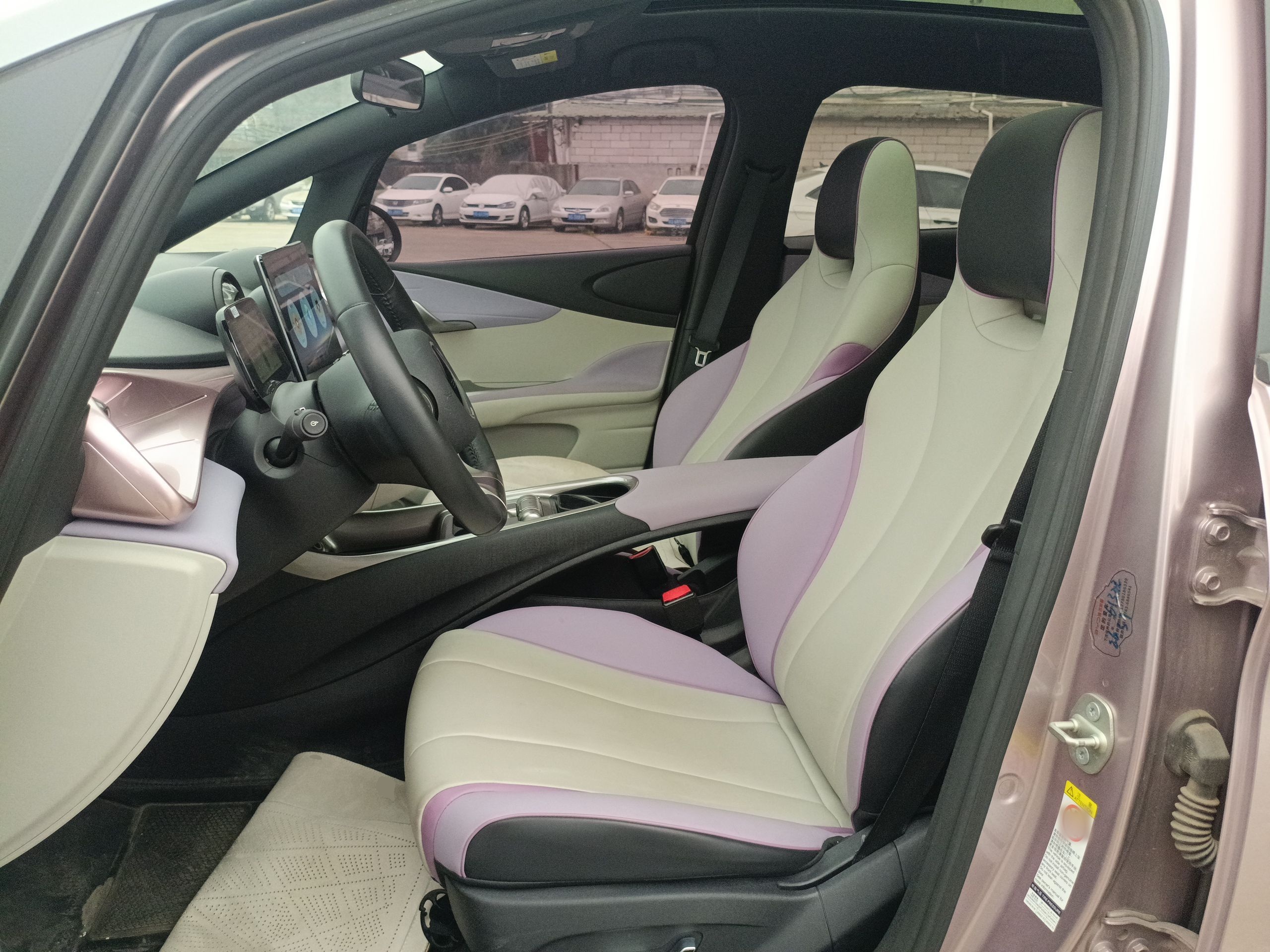 المقاعد الأمامية داخل السيارة