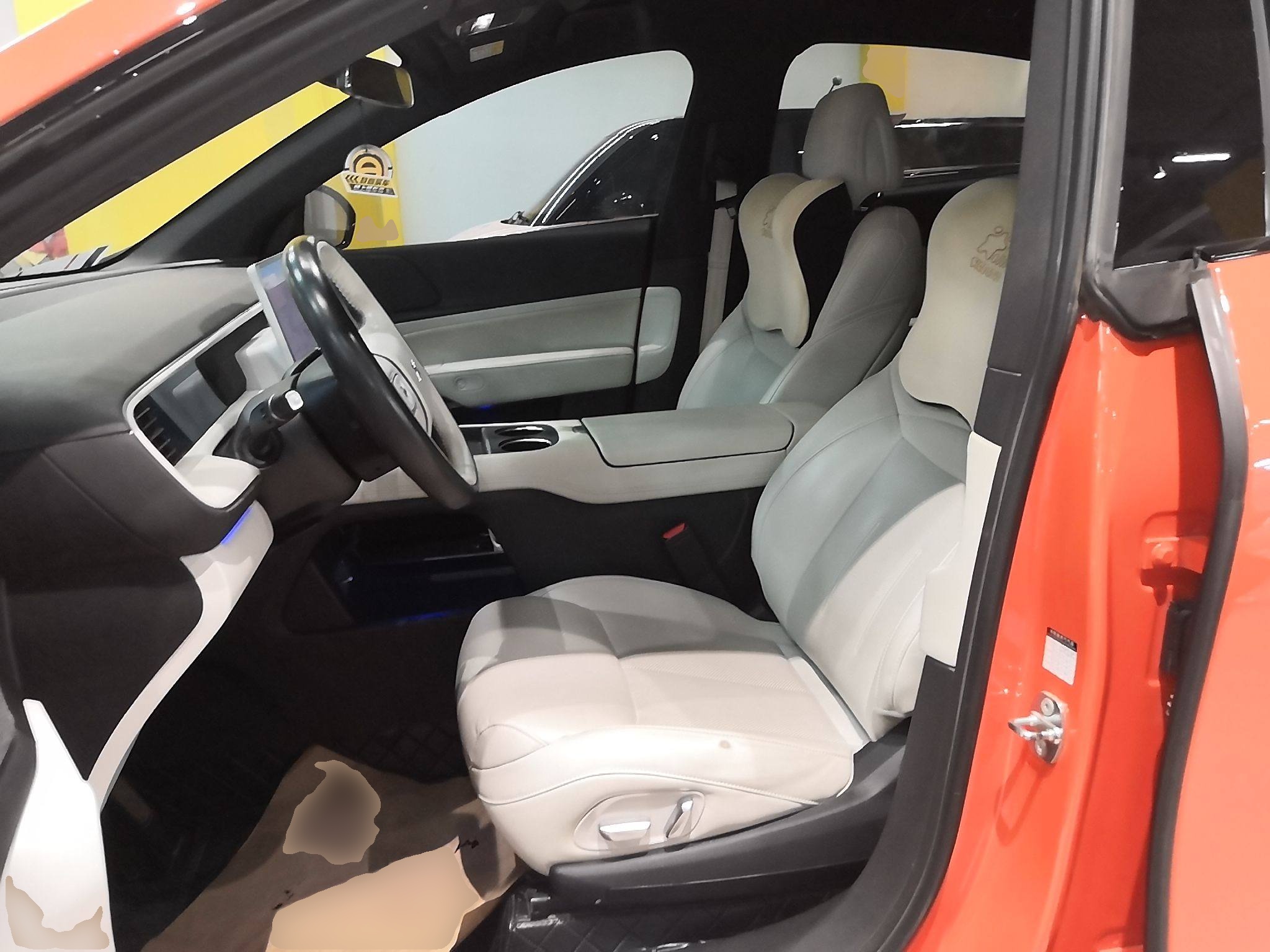 المقاعد الأمامية داخل السيارة