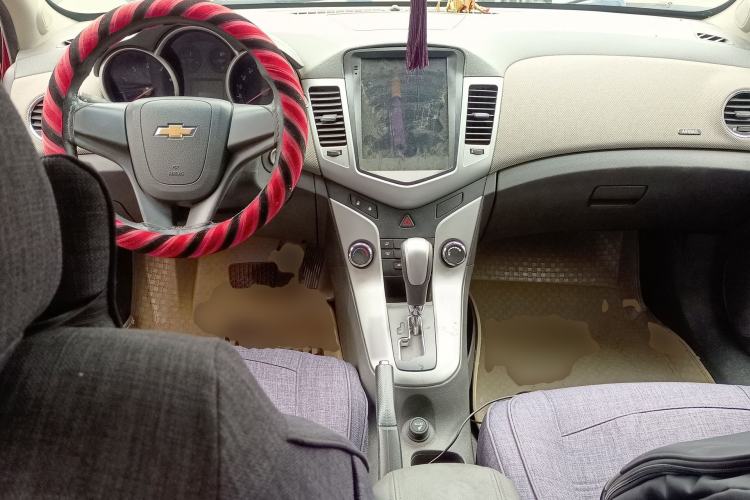 Used Chevrolet Cruze 2013 1.6L SE AT Center Console