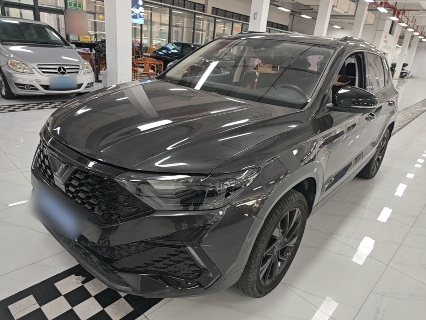 Unter der Vorderseite des Autos
