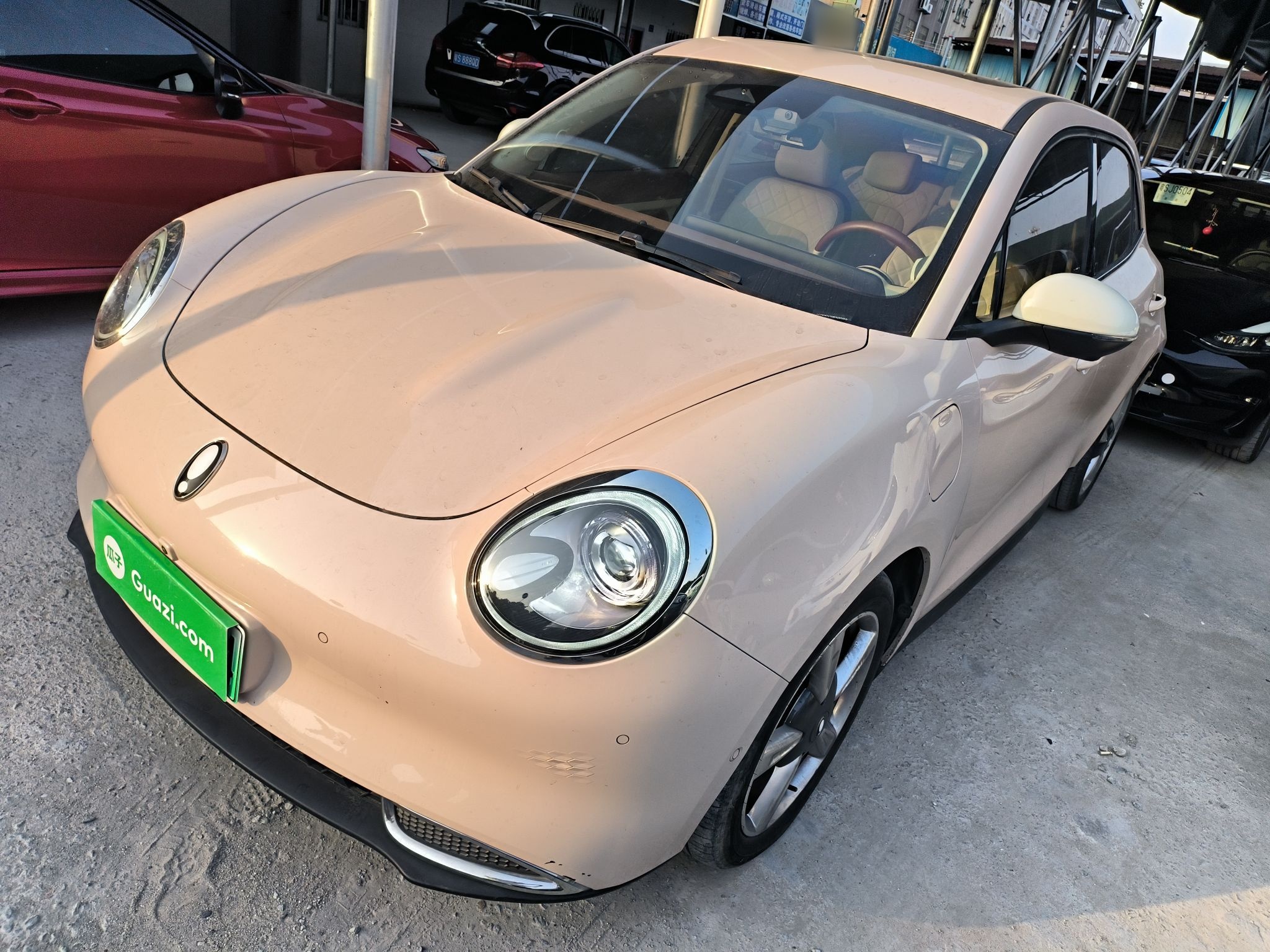 تحت مقدمة السيارة