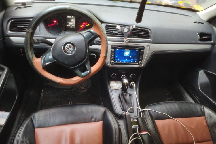 Used Volkswagen Gran Lavida 2015 1.6L Automatic Fashion Edition Center Console