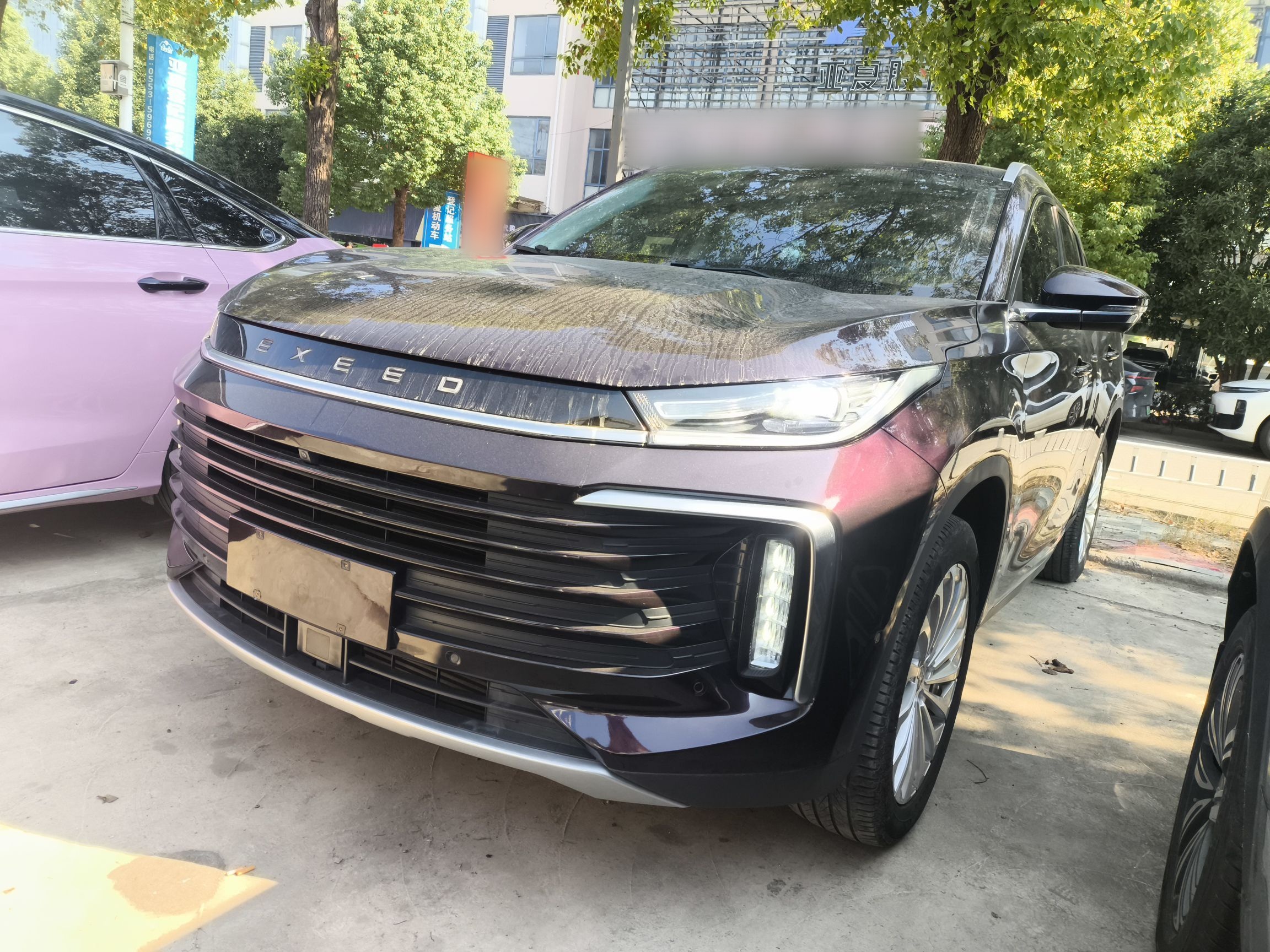 تحت مقدمة السيارة