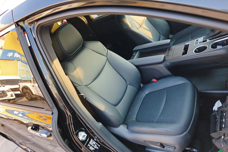 Used Toyota Granvia 2026 Model 2.5L Hybrid Luxury Edition