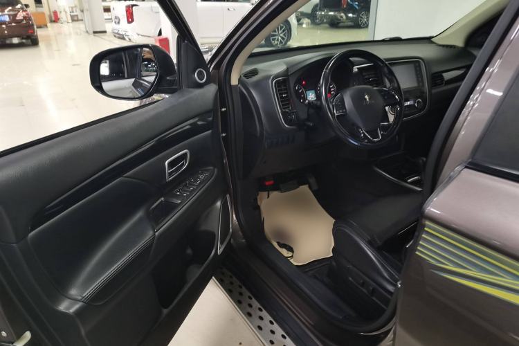 Used Mitsubishi Outlander 2017 2.0L Two-Wheel Drive Glory Edition 5 Seats
