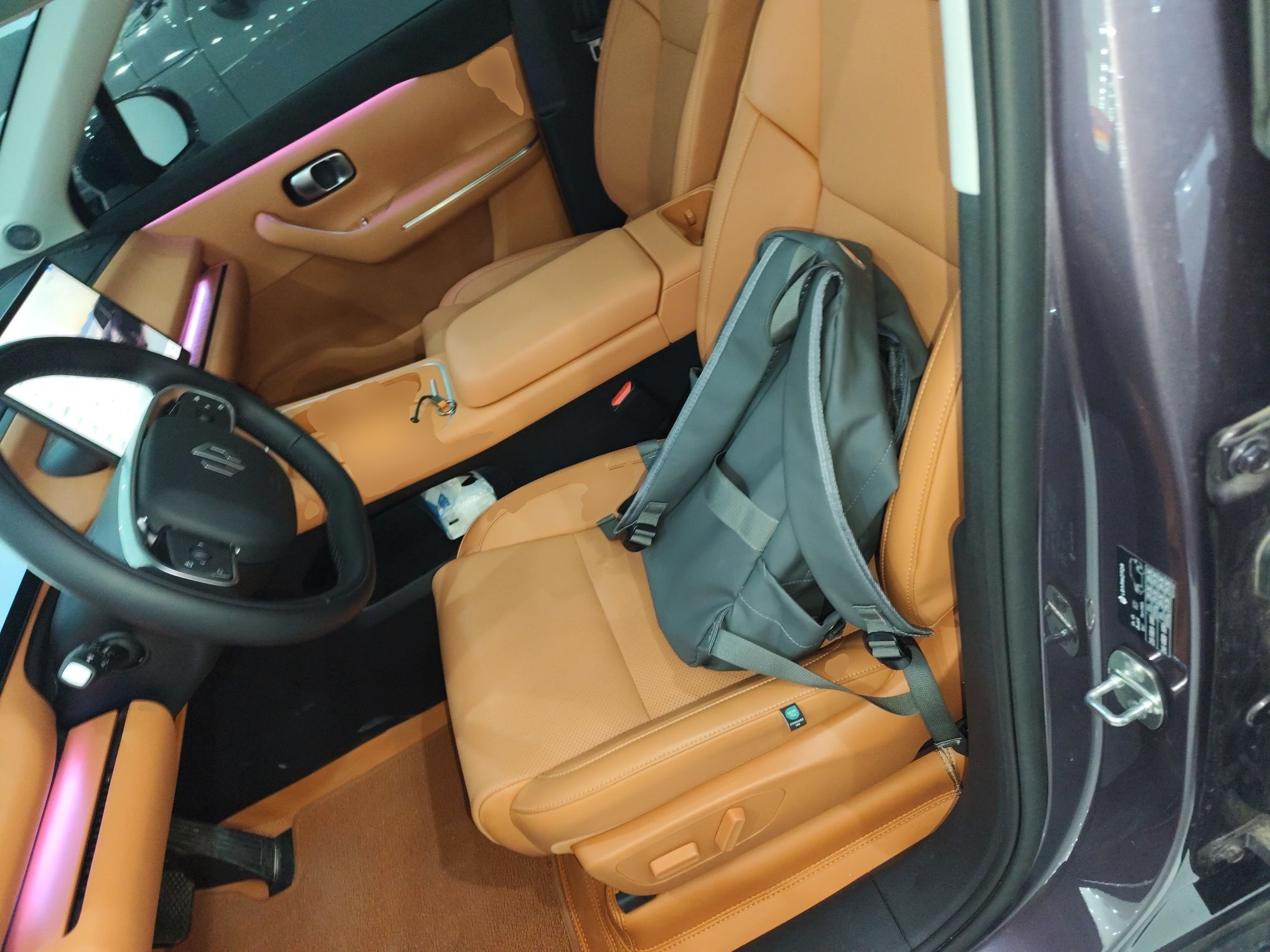 المقاعد الأمامية داخل السيارة