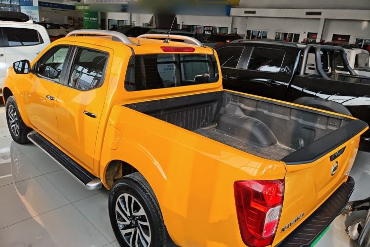 Used Nissan Navara 2021 2.5L Automatic 4x4 Premium Version QR25 Exterior 2