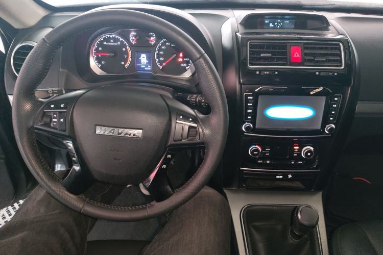 Used Haval H5 Classic 2016 Classic Edition 2.0T Manual Two-Wheel Drive Elite Model Center Console