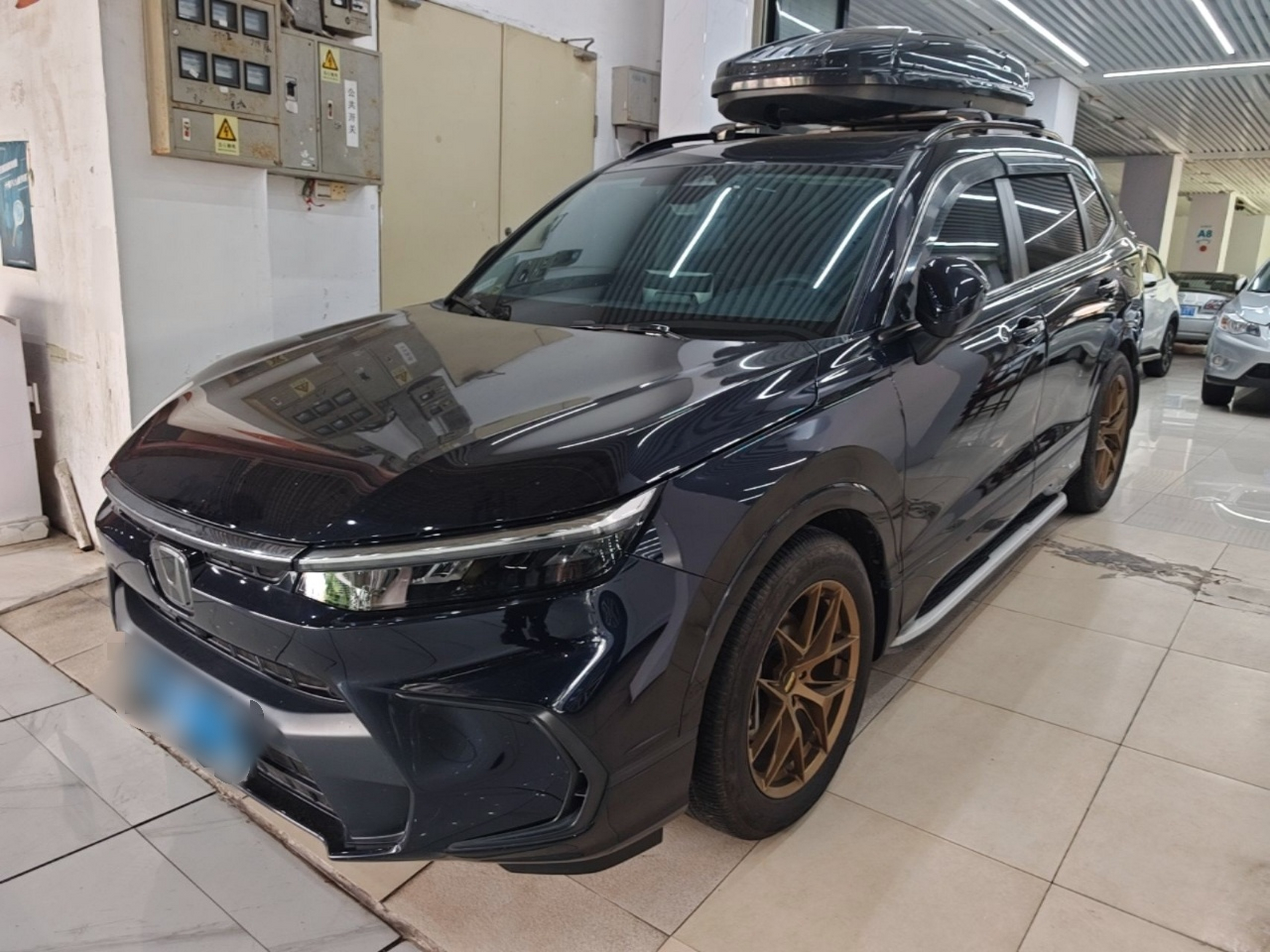 Под передней частью автомобиля