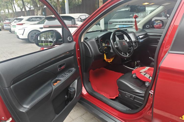 Used Mitsubishi Outlander 2018 2.0L Two-Wheel-Drive Jiale Edition 7-Seater
