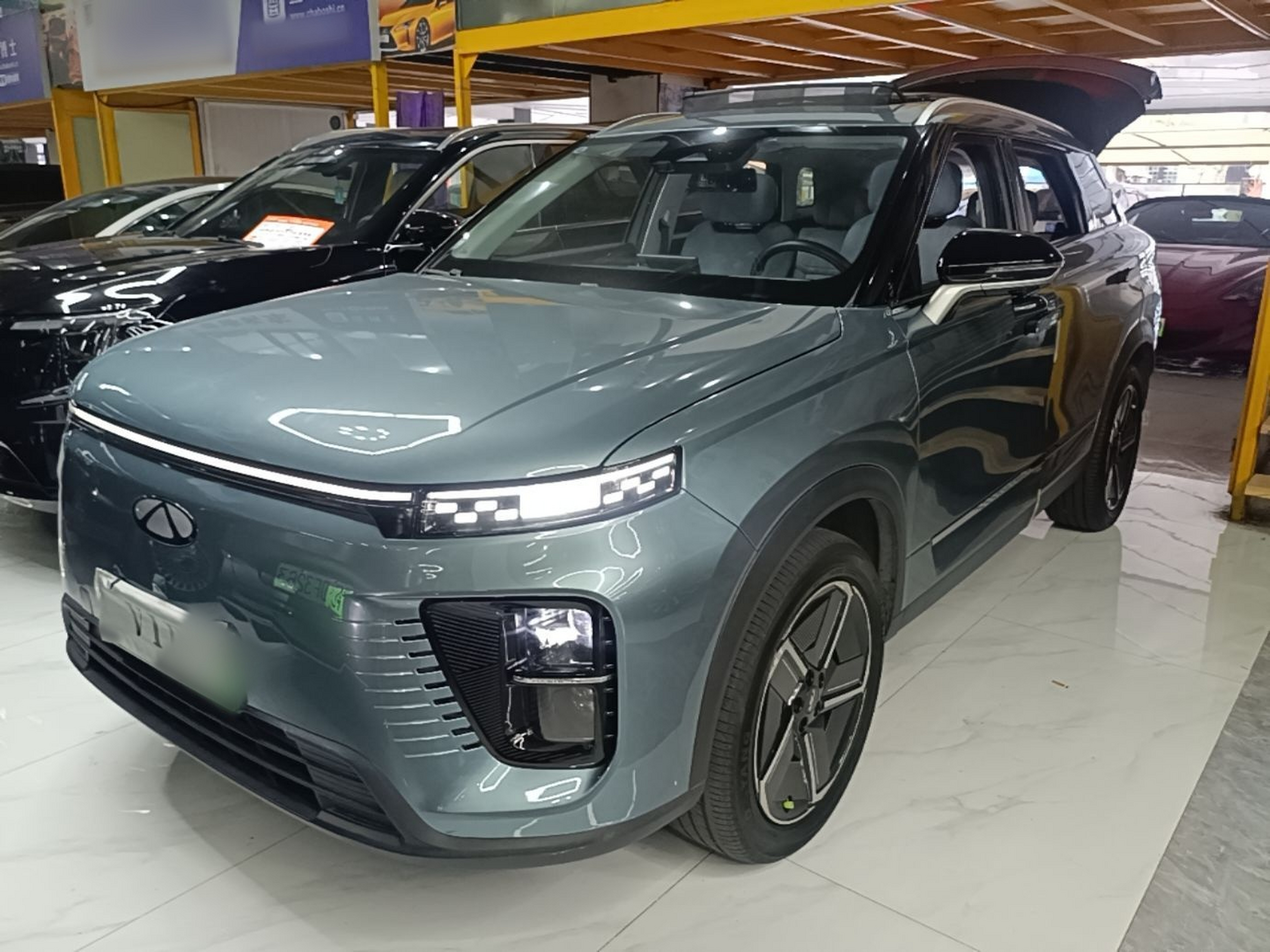 Под передней частью автомобиля
