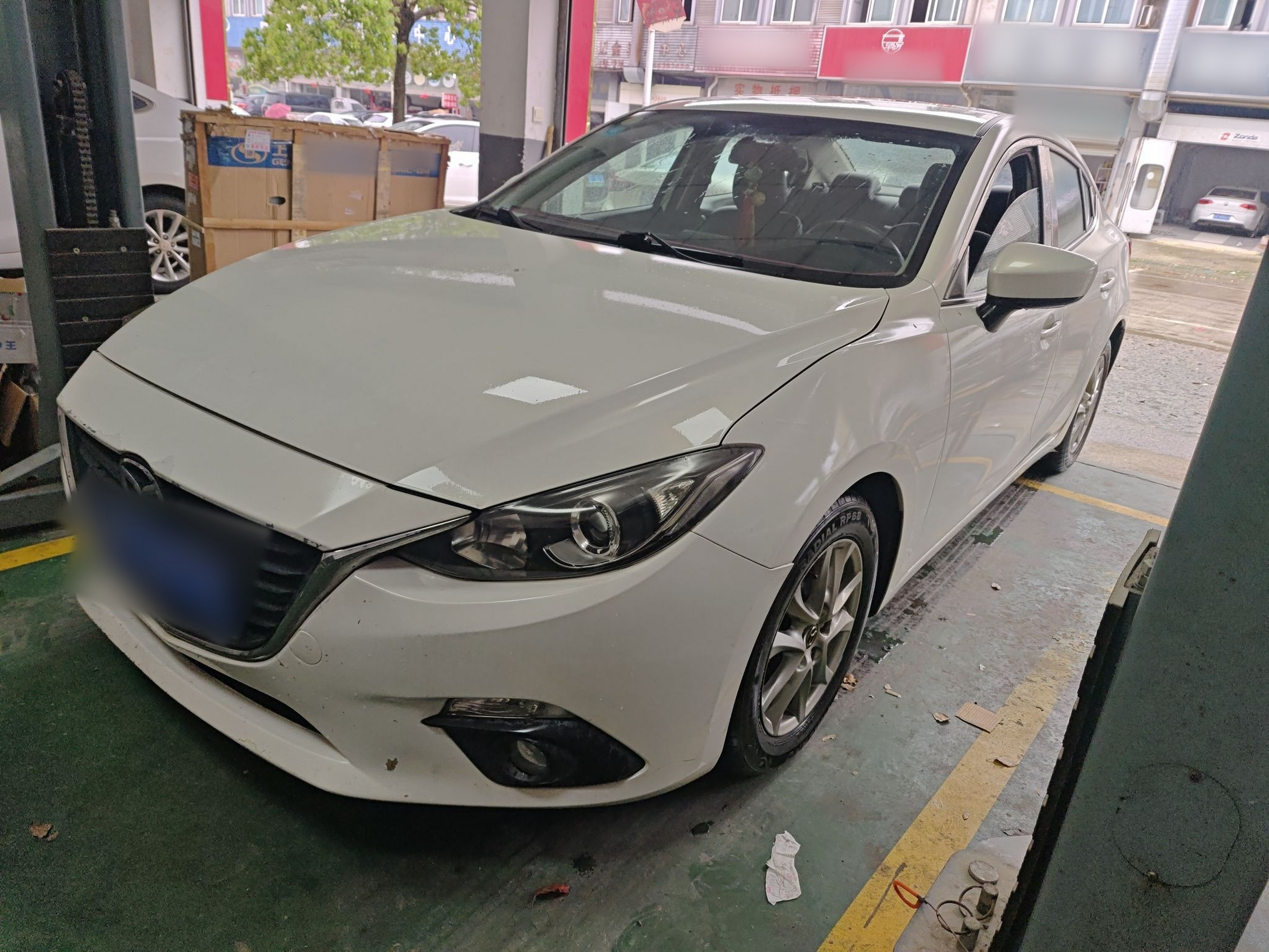 تحت مقدمة السيارة