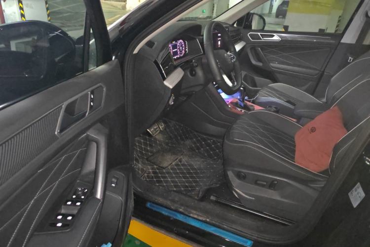 Used Volkswagen Tiguan L 2025 Model Outstanding Version 330TSI Automatic Two-Wheel Drive R-Line Longyao Edition Driver Seat