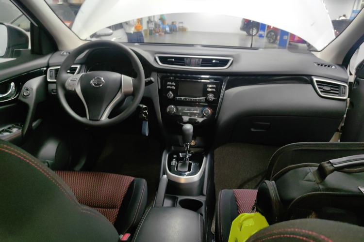 Used Nissan Qashqai 2016 2.0L CVT Elite Edition Center Console