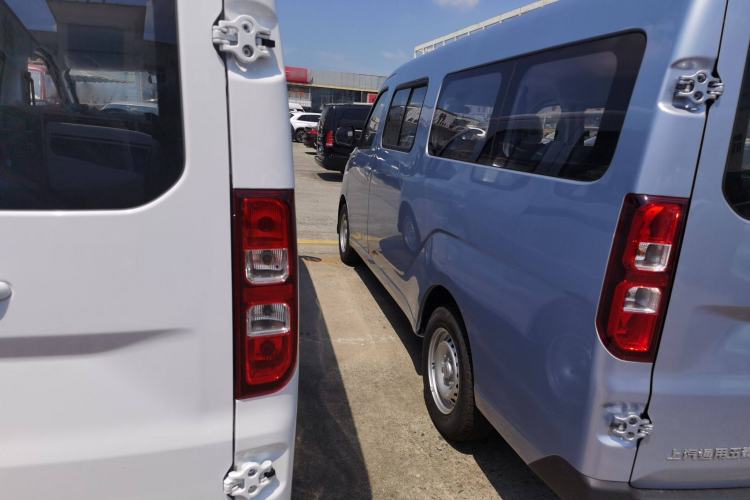 Used Wuling Yangguang 2024 300KM Comfort Version Passenger Van 75kW