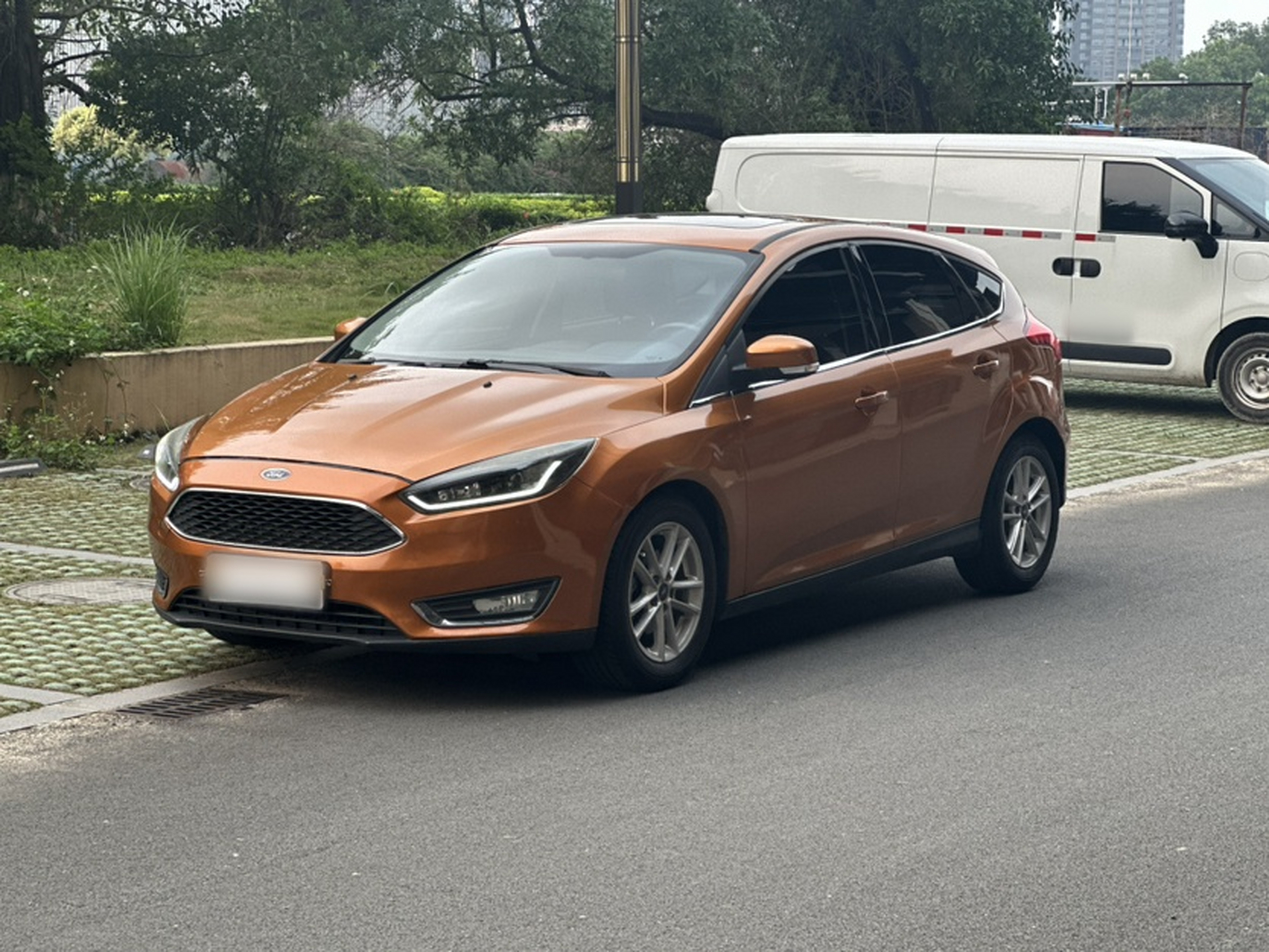 Под передней частью автомобиля