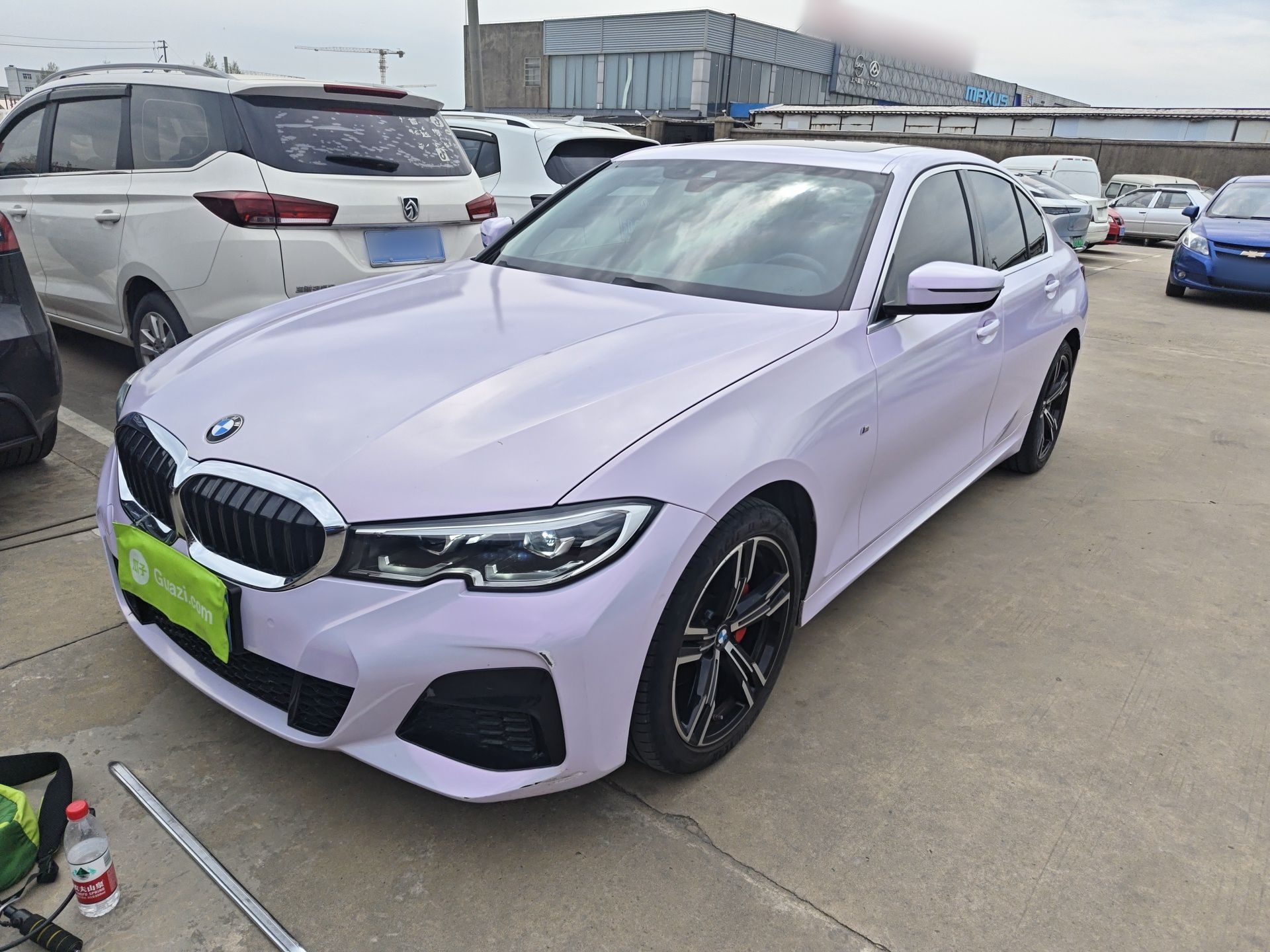 Под передней частью автомобиля