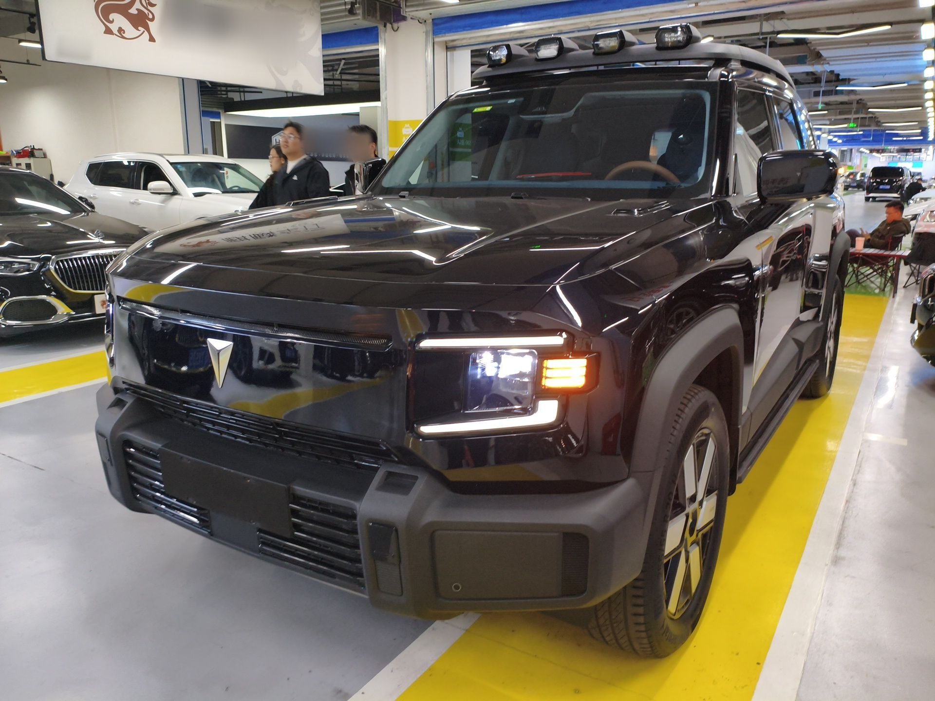 تحت مقدمة السيارة