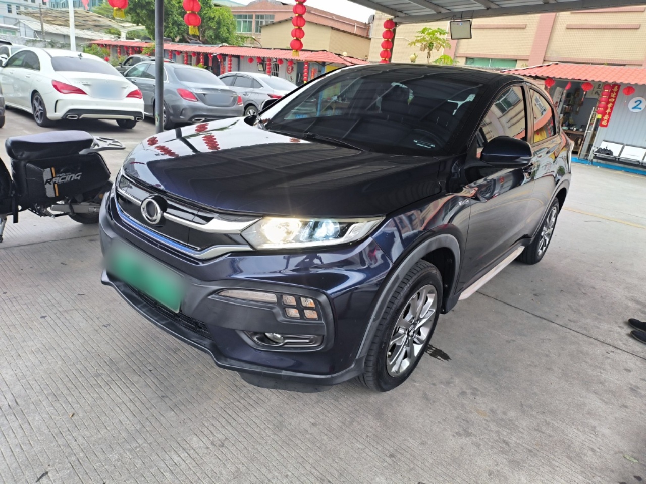 تحت مقدمة السيارة