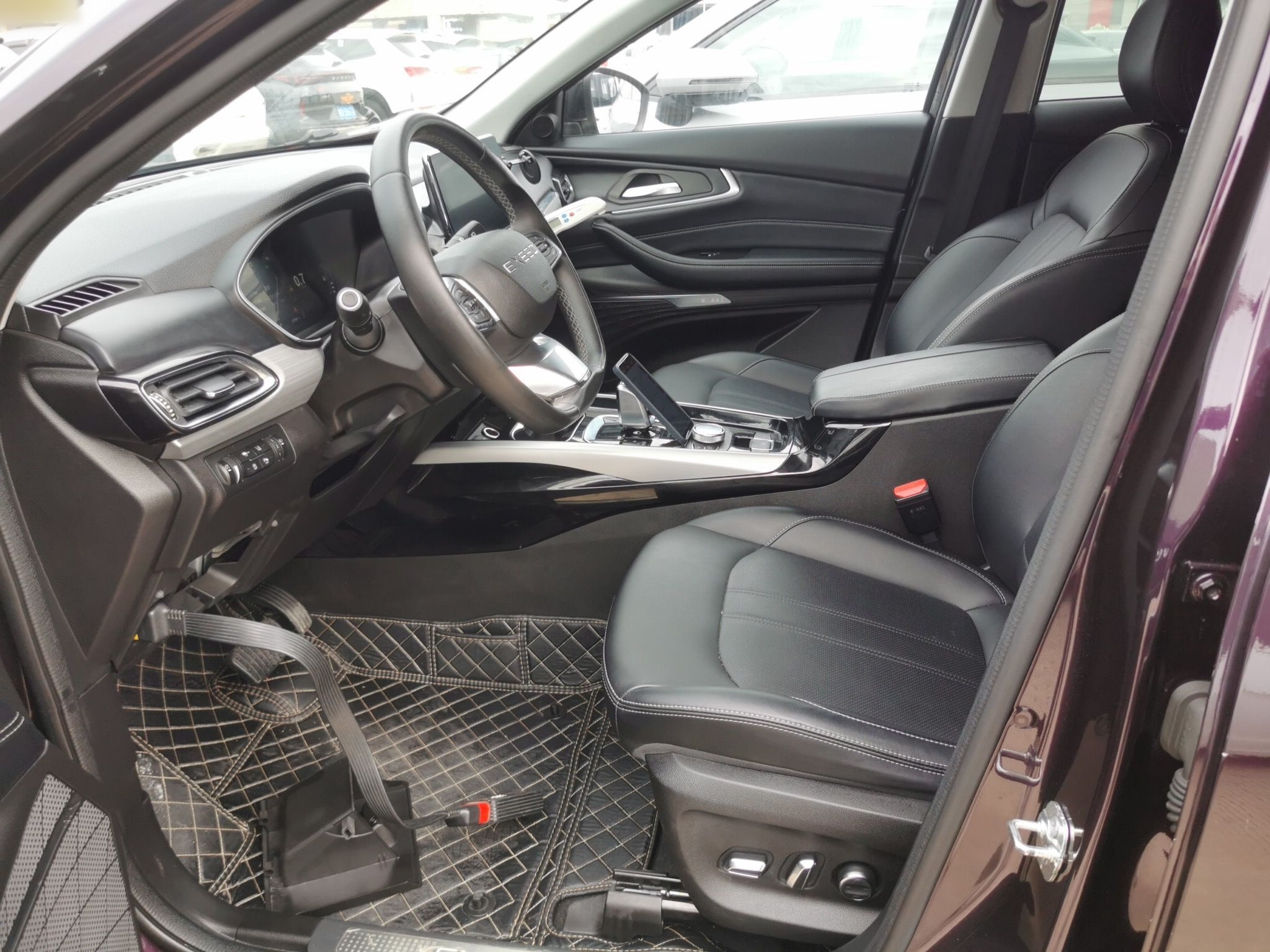 المقاعد الأمامية داخل السيارة