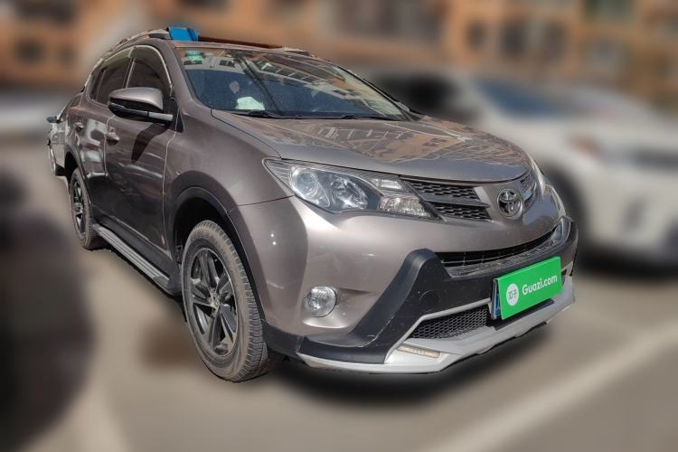 Used Toyota RAV4 2015 2.0L CVT Two-Wheel Drive Fashion Edition Front Right 45 Deg