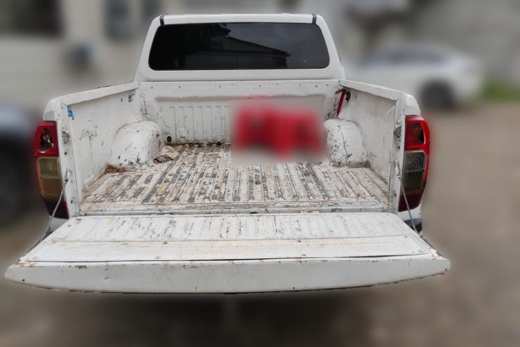 Used Nissan Navara 2017 2.5L Manual 4x4 Luxury Edition QR25 Trunk