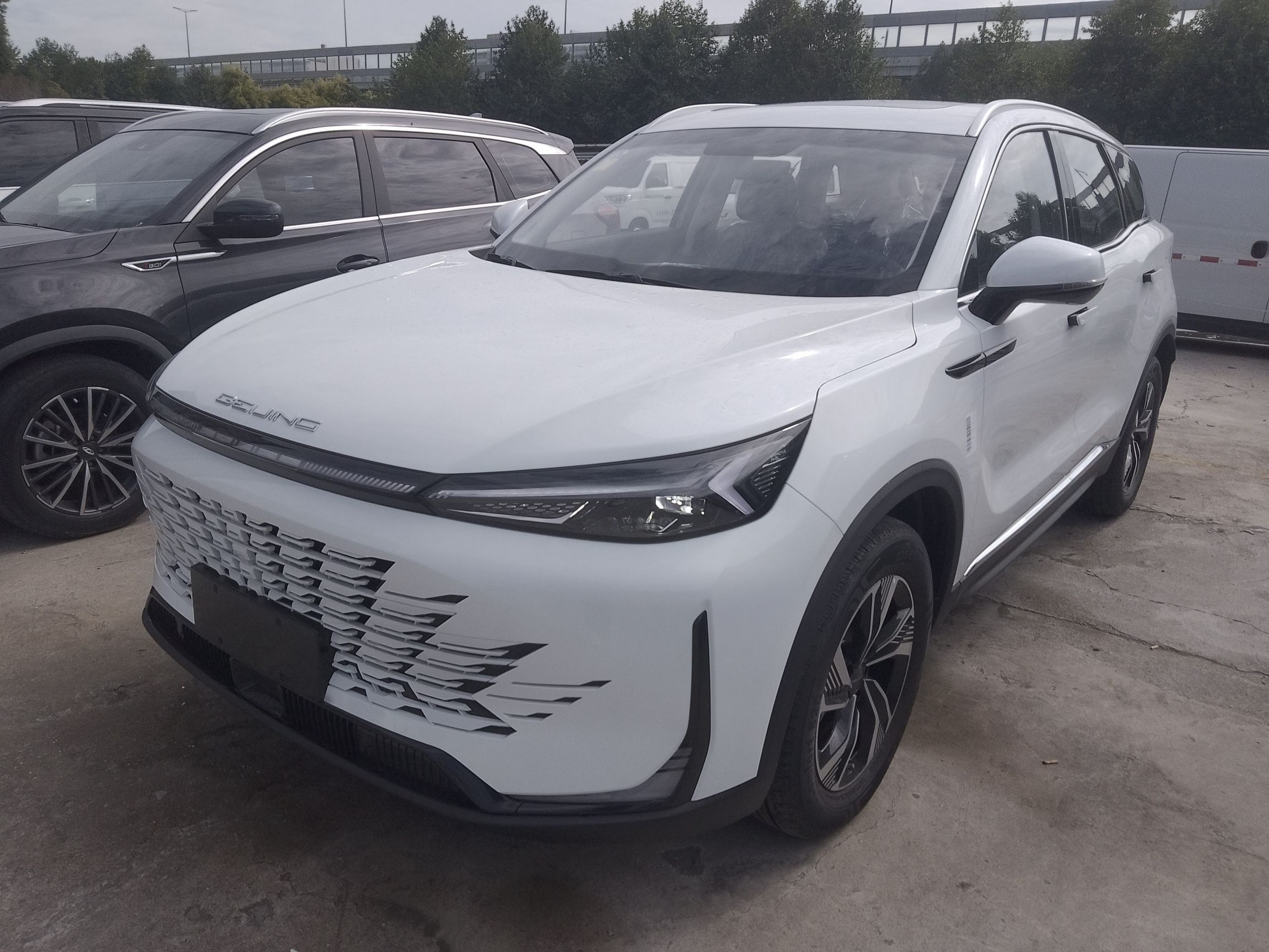 Под передней частью автомобиля