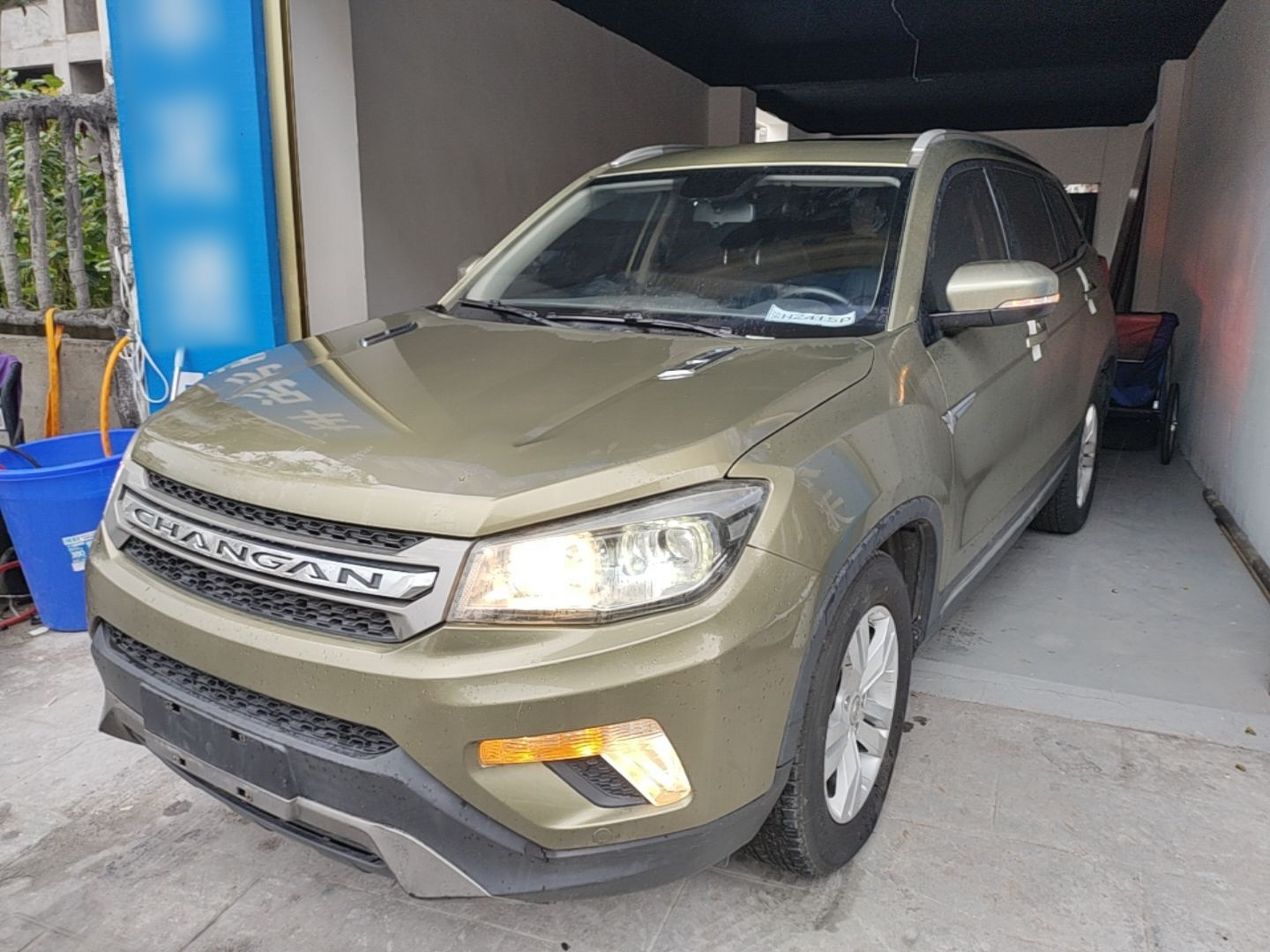 Под передней частью автомобиля