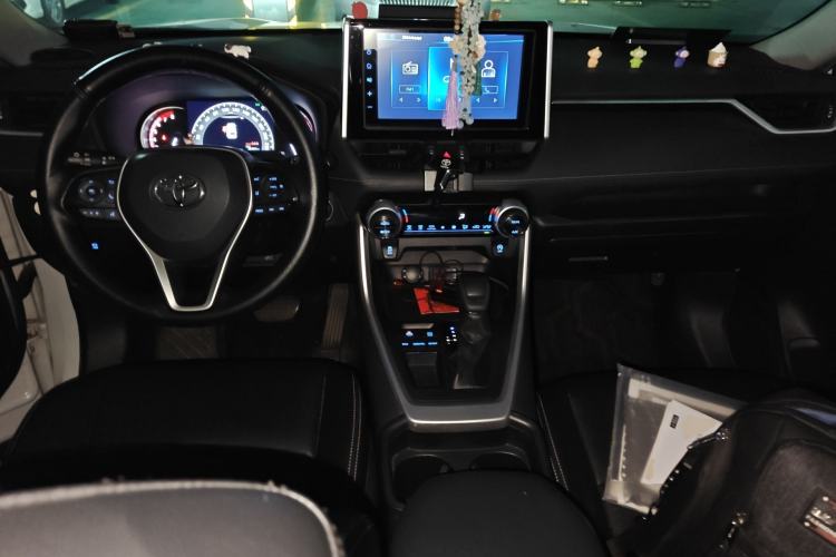 Used Toyota RAV4 2020 2.0L CVT Two-Wheel Drive Fashion Edition Center Console