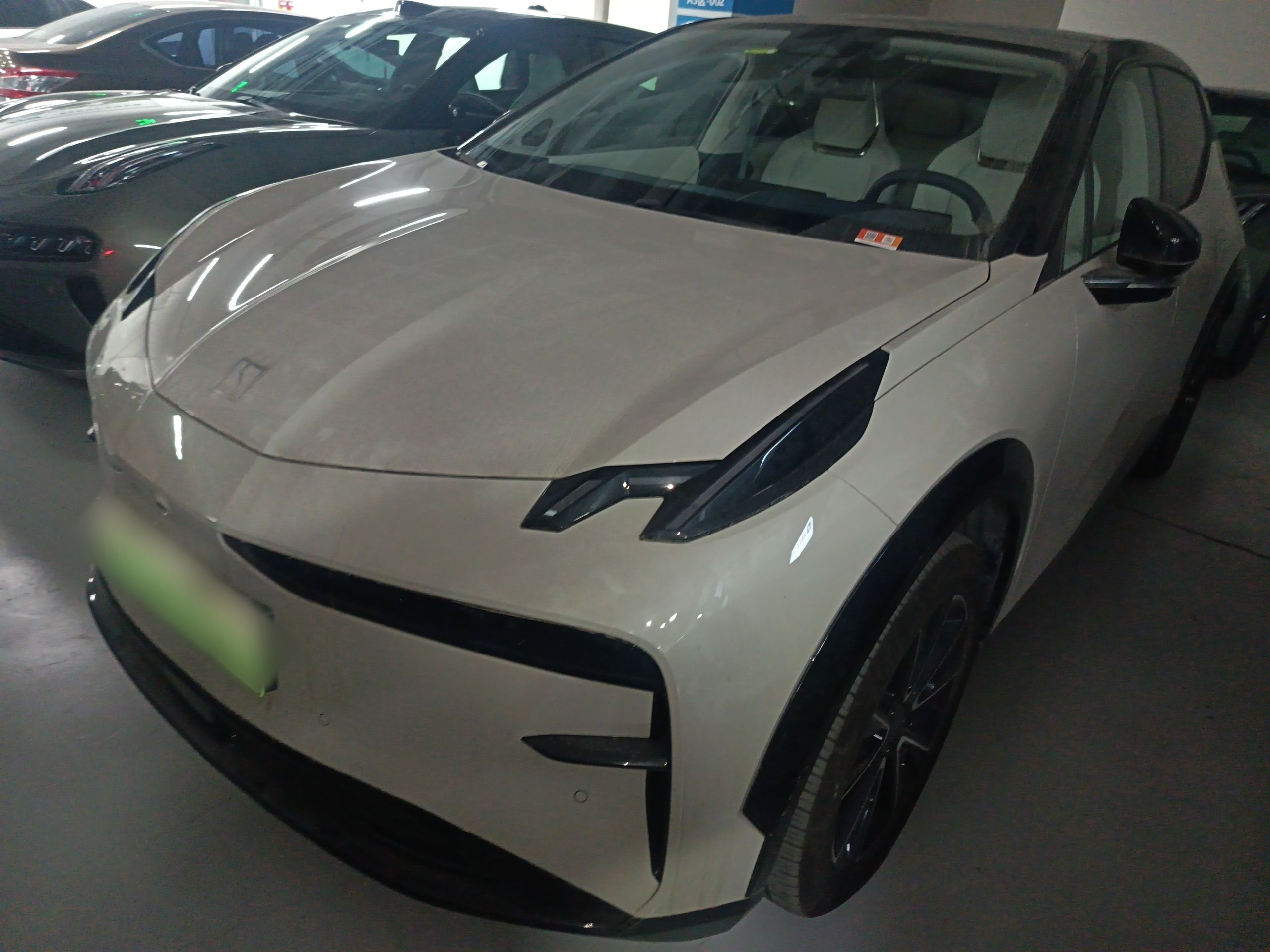 تحت مقدمة السيارة